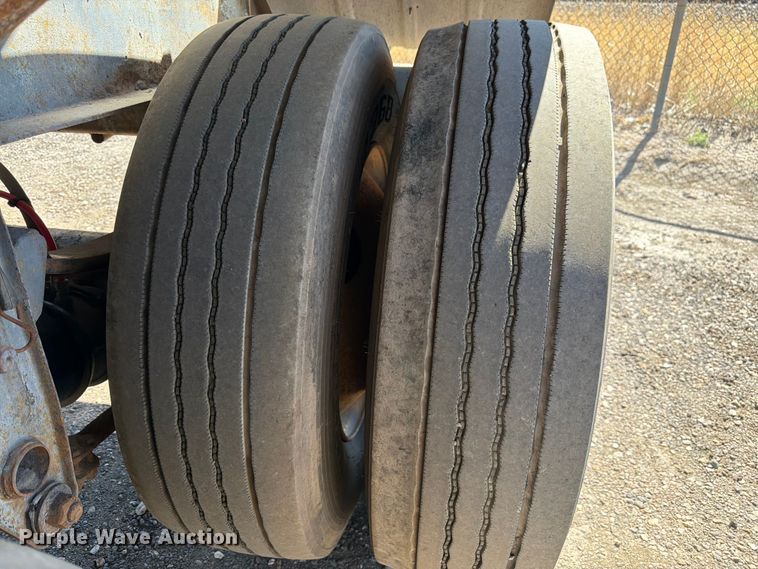 image for item FM7615 1976 Fruehauf pneumatic dry bulk trailer