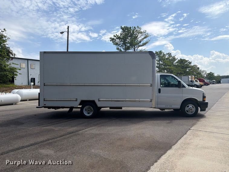 image for item FN2019 2021 GMC Savana box truck