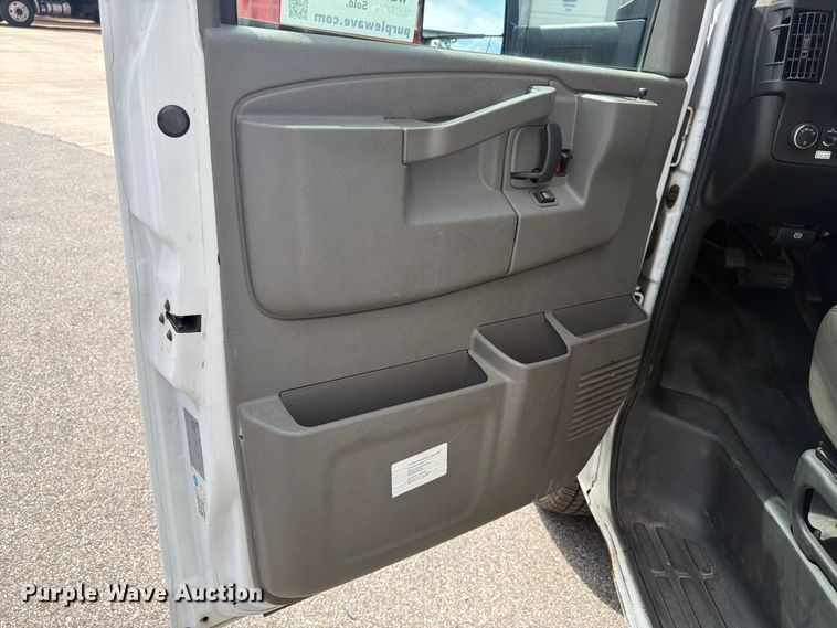 image for item FN2019 2021 GMC Savana box truck