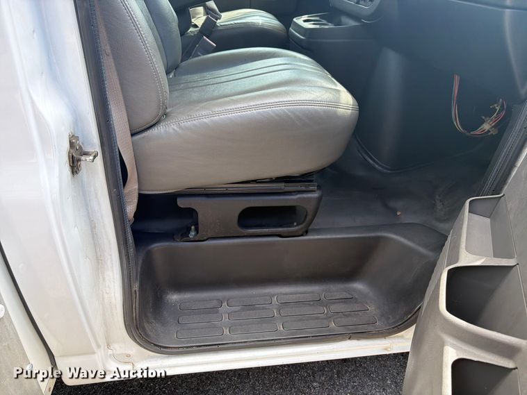image for item FN2019 2021 GMC Savana box truck