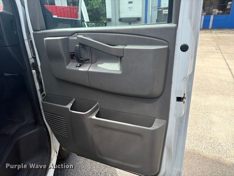 image for item FN2019 2021 GMC Savana box truck