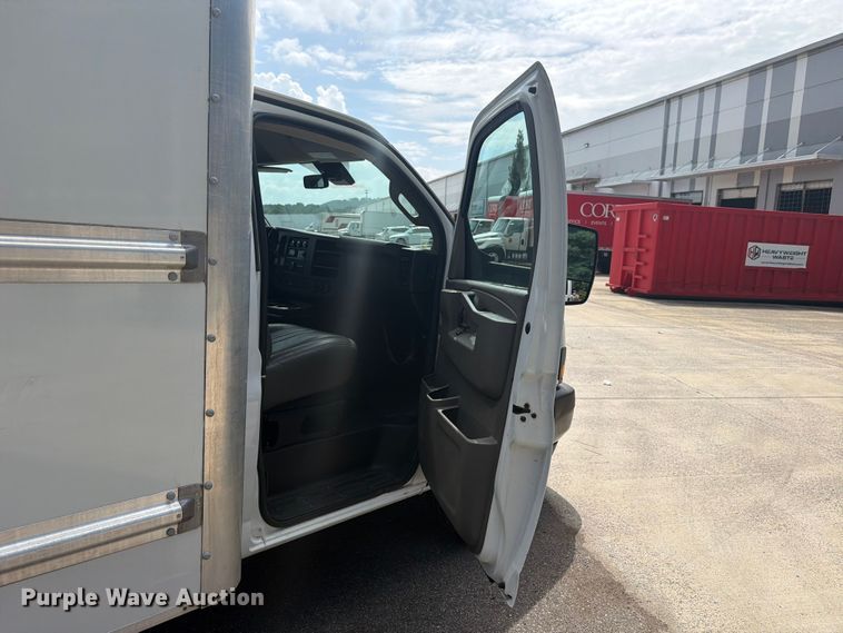 image for item FN2019 2021 GMC Savana box truck