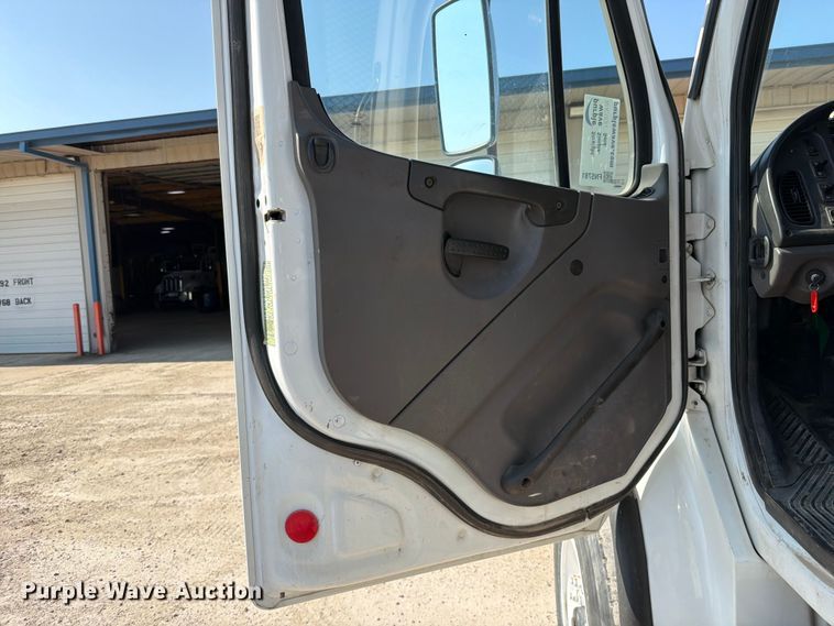 image for item FN5781 2012 Freightliner Business Class M2 106 rollback truck