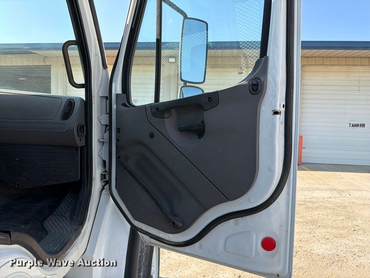 image for item FN5781 2012 Freightliner Business Class M2 106 rollback truck