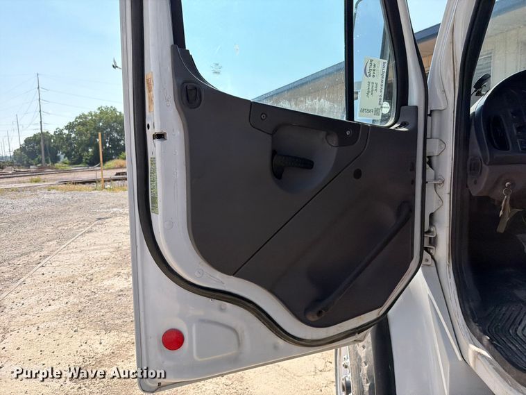 image for item FN5785 2012 Freightliner Business Class M2 106 rollback truck
