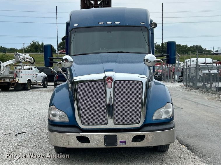image for item FT6111 2019 Kenworth T680 semi truck