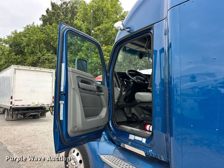 image for item FT6111 2019 Kenworth T680 semi truck