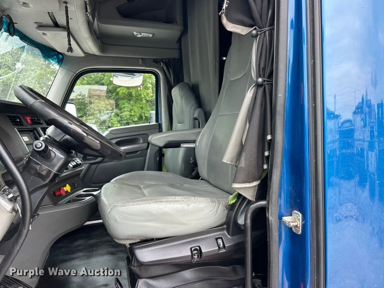 image for item FT6111 2019 Kenworth T680 semi truck
