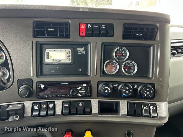 image for item FT6111 2019 Kenworth T680 semi truck