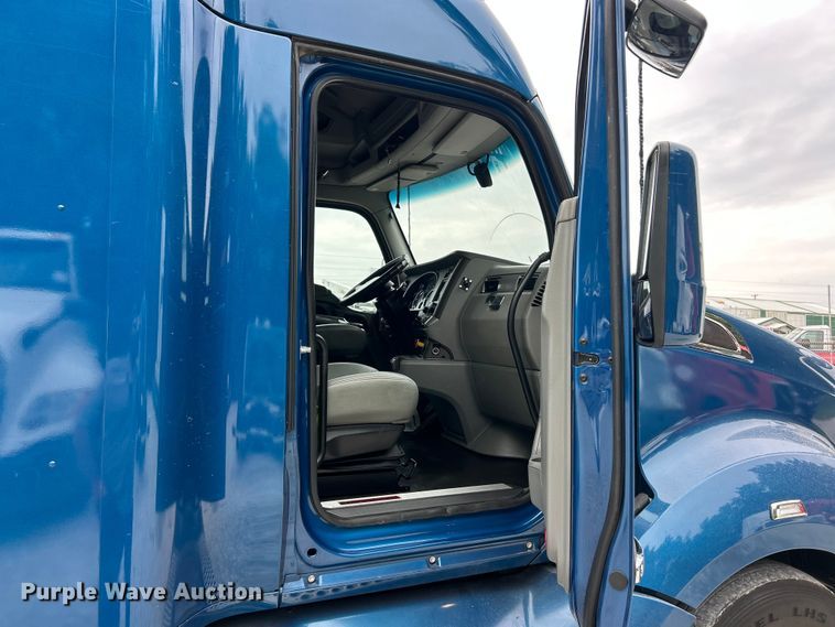 image for item FT6111 2019 Kenworth T680 semi truck
