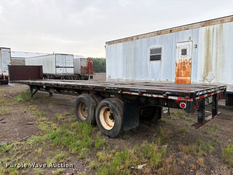 image for item FU1024 1989 Utility Trailer Manufacturer FS2CH5 flatbed trailer