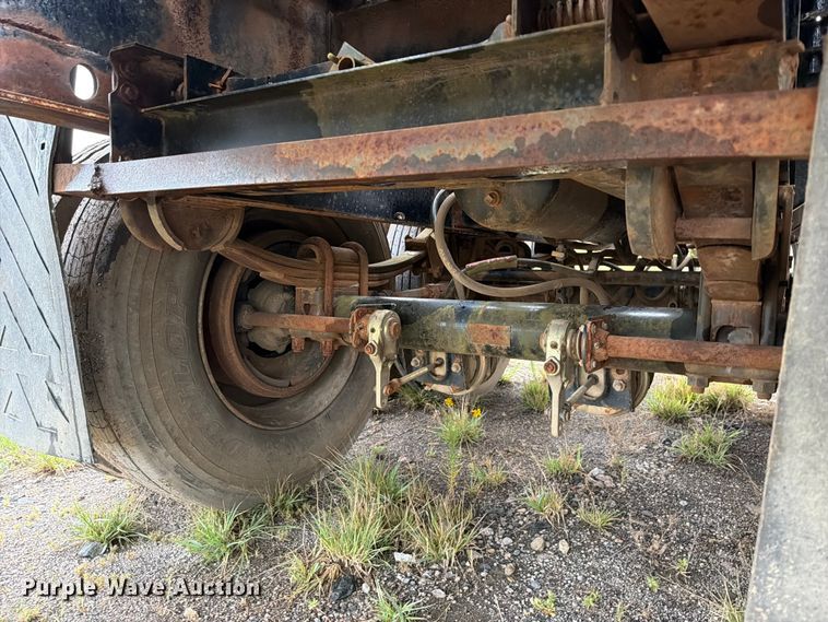 image for item FU1024 1989 Utility Trailer Manufacturer FS2CH5 flatbed trailer