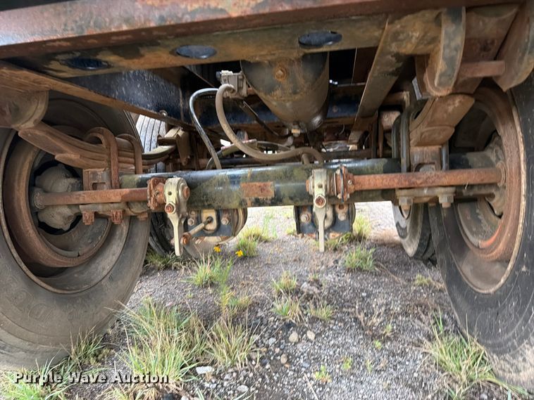 image for item FU1024 1989 Utility Trailer Manufacturer FS2CH5 flatbed trailer