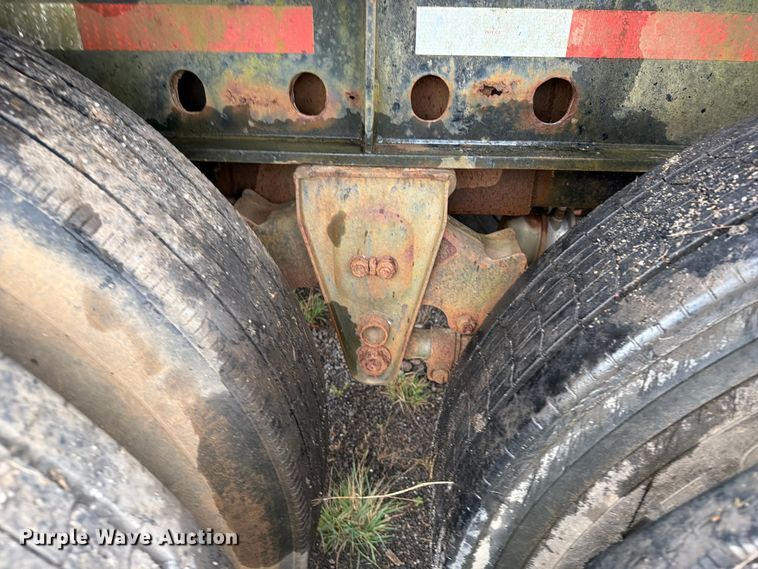 image for item FU1024 1989 Utility Trailer Manufacturer FS2CH5 flatbed trailer