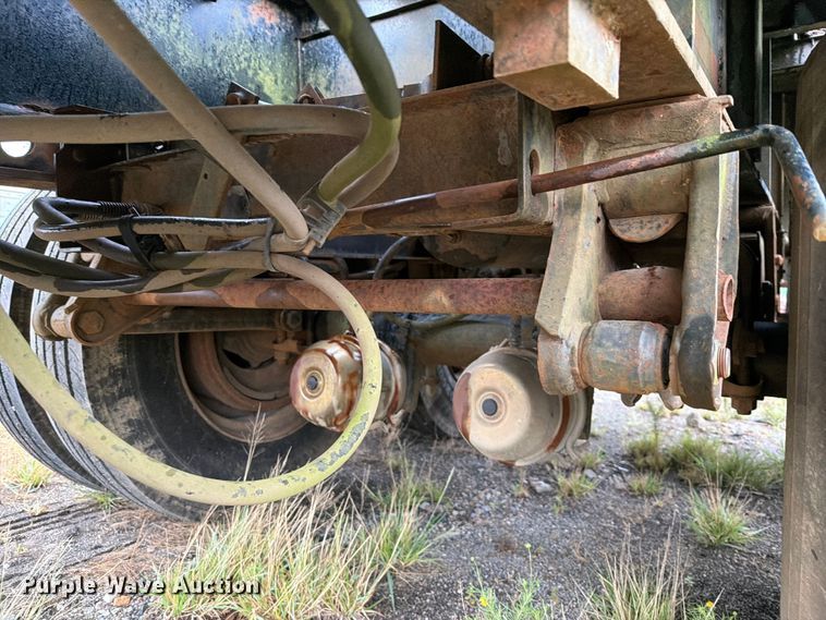 image for item FU1024 1989 Utility Trailer Manufacturer FS2CH5 flatbed trailer