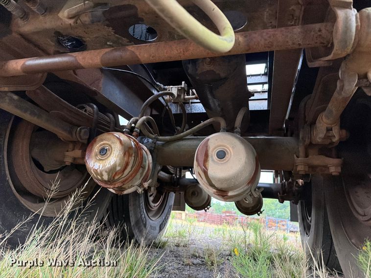 image for item FU1024 1989 Utility Trailer Manufacturer FS2CH5 flatbed trailer