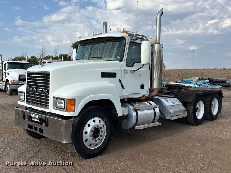 2007 Mack CHN semi truck