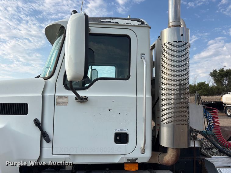 image for item JM9421 2007 Mack CHN semi truck