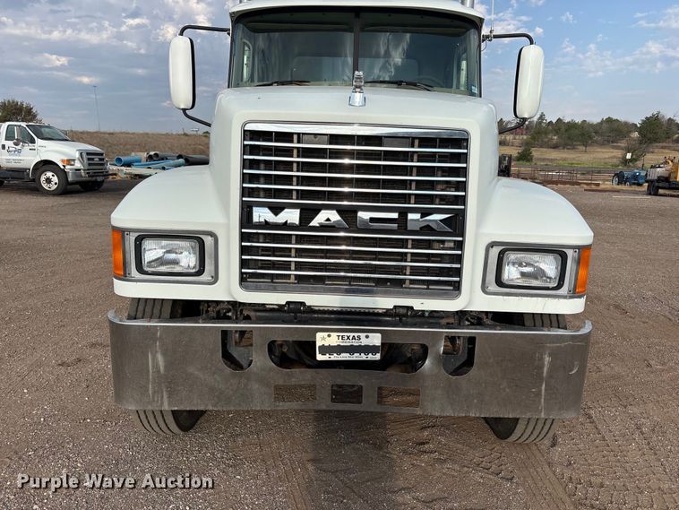 image for item JM9421 2007 Mack CHN semi truck