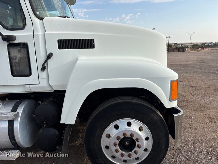 image for item JM9421 2007 Mack CHN semi truck