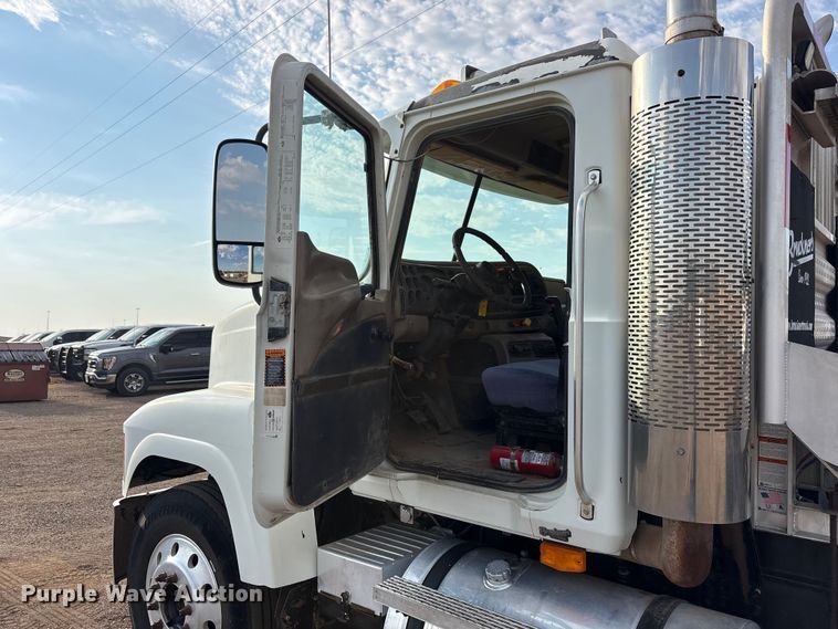 image for item JM9421 2007 Mack CHN semi truck