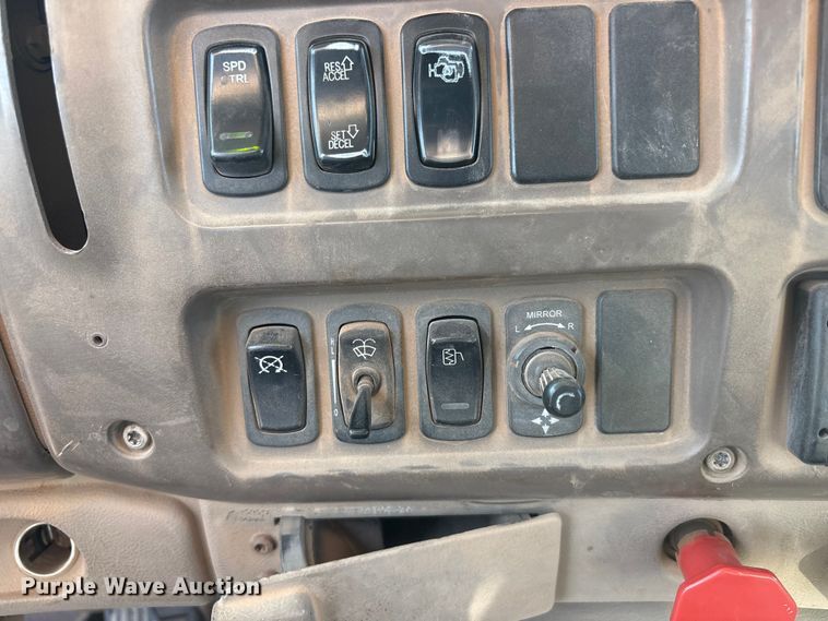 image for item JM9421 2007 Mack CHN semi truck
