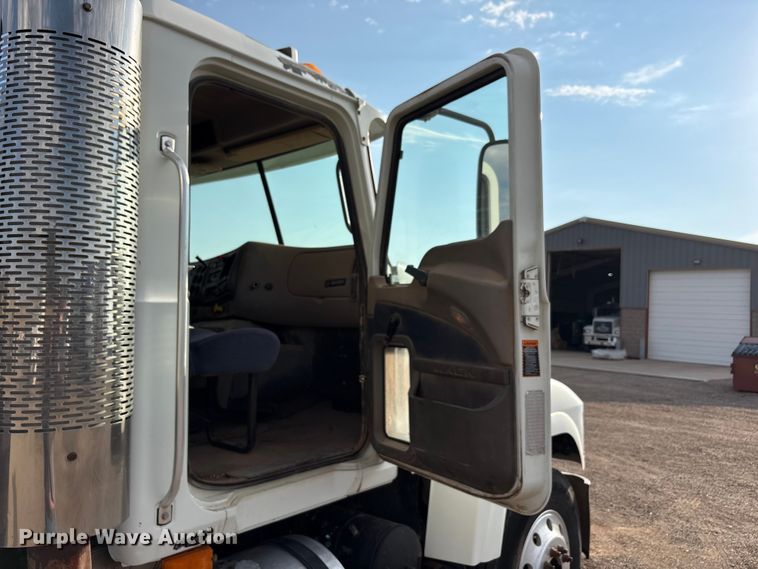 image for item JM9421 2007 Mack CHN semi truck