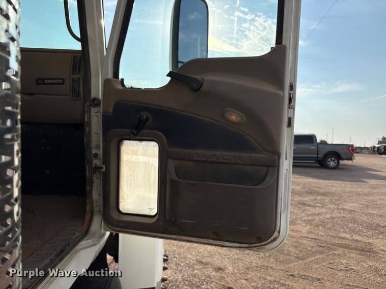 image for item JM9421 2007 Mack CHN semi truck