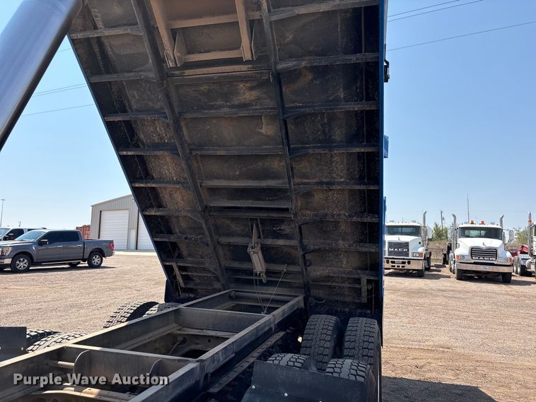 image for item JM9422 1999 International 9100 dump truck