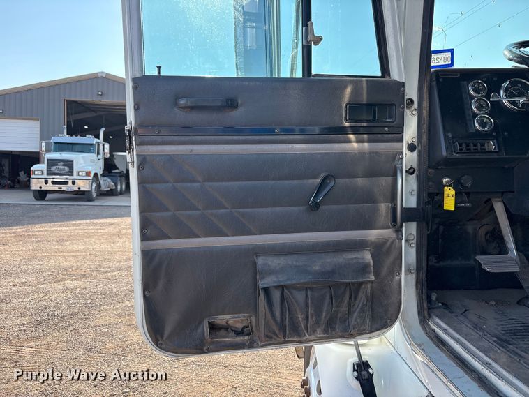 image for item JM9422 1999 International 9100 dump truck