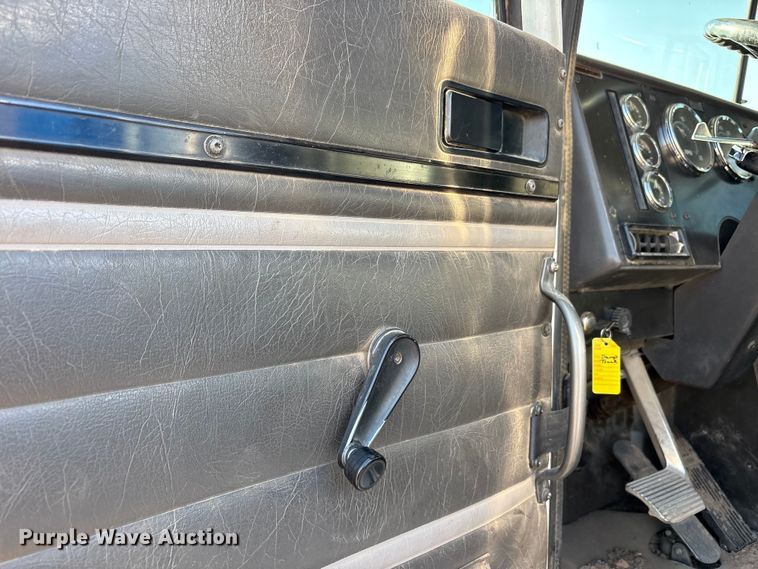 image for item JM9422 1999 International 9100 dump truck
