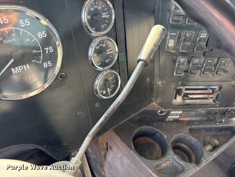 image for item JM9422 1999 International 9100 dump truck