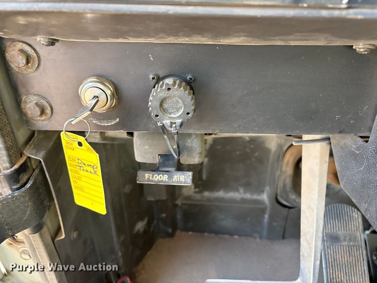 image for item JM9422 1999 International 9100 dump truck