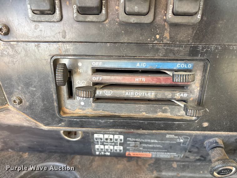 image for item JM9422 1999 International 9100 dump truck