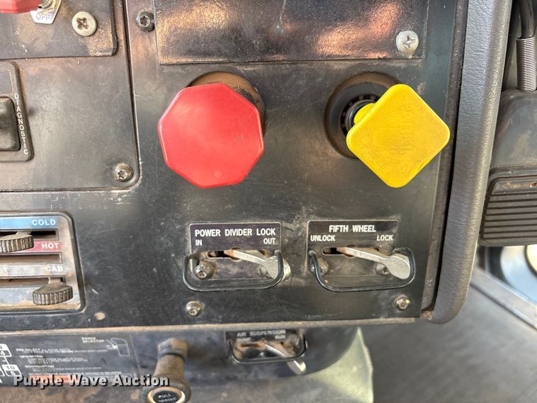 image for item JM9422 1999 International 9100 dump truck