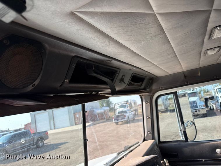 image for item JM9422 1999 International 9100 dump truck