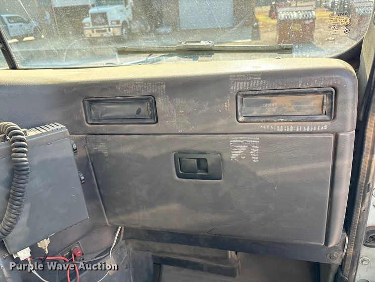 image for item JM9422 1999 International 9100 dump truck