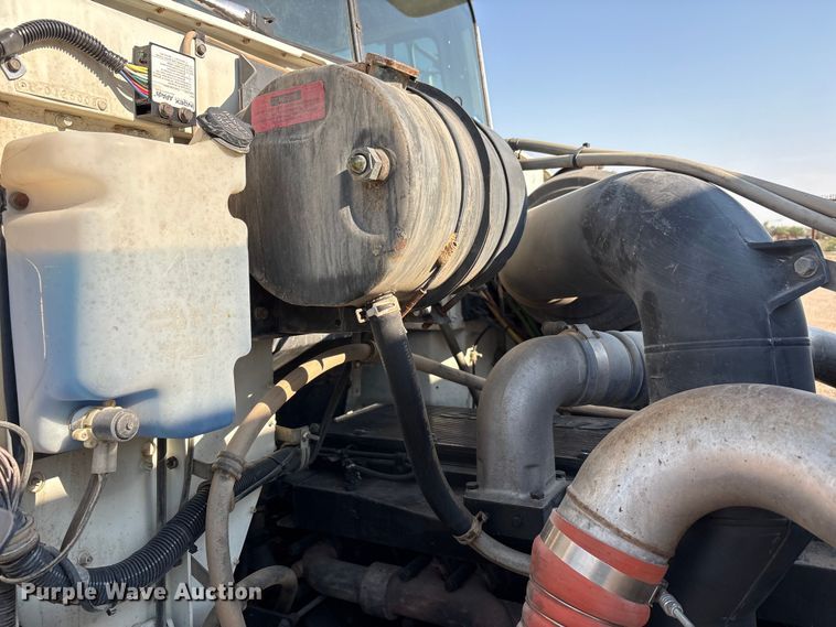 image for item JM9422 1999 International 9100 dump truck