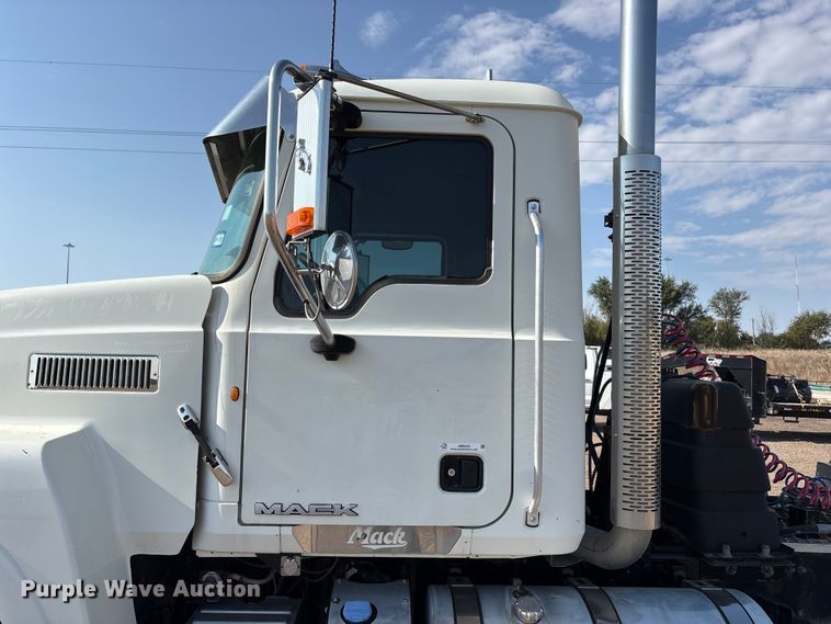 image for item JM9423 2013 Mack CHU semi truck