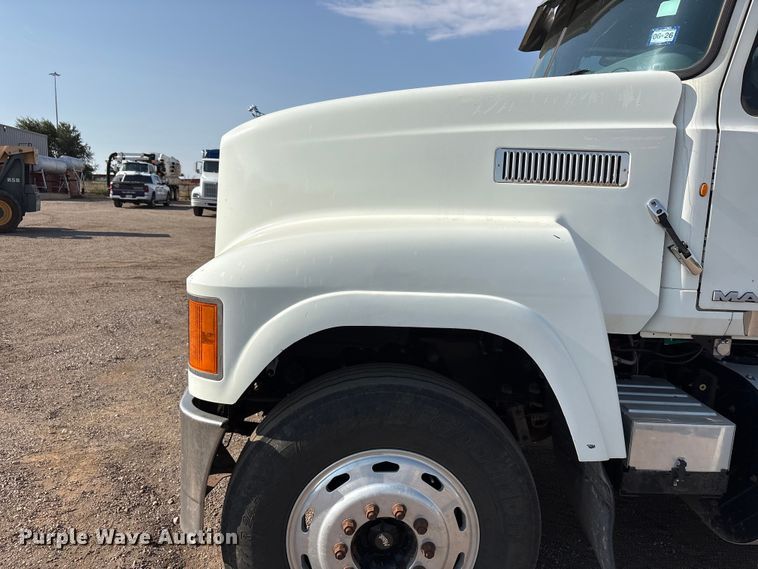 image for item JM9423 2013 Mack CHU semi truck