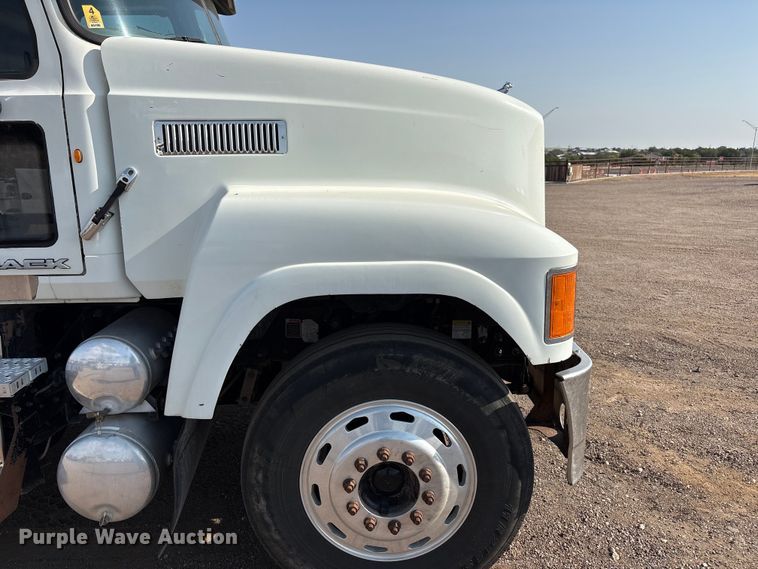 image for item JM9423 2013 Mack CHU semi truck