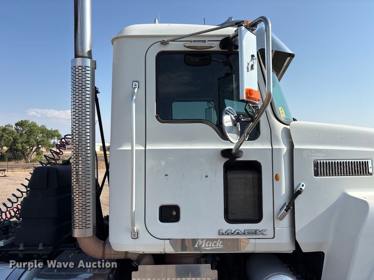 image for item JM9423 2013 Mack CHU semi truck