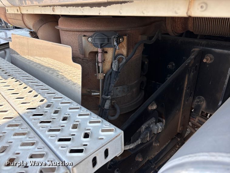 image for item JM9423 2013 Mack CHU semi truck