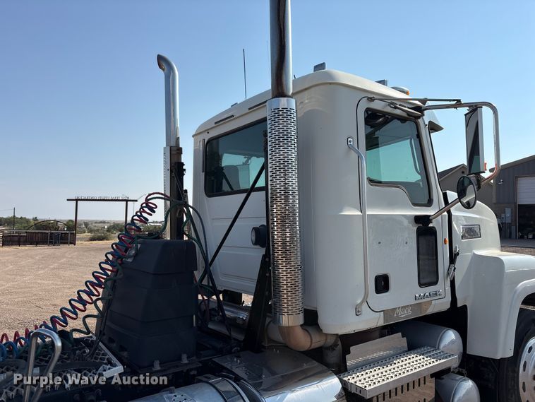 image for item JM9423 2013 Mack CHU semi truck