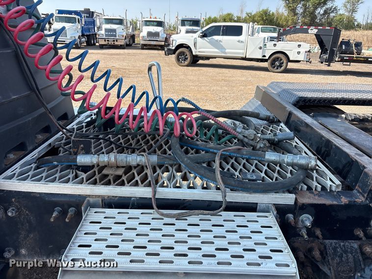 image for item JM9423 2013 Mack CHU semi truck
