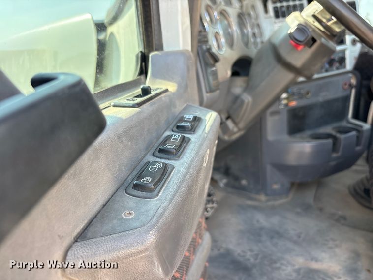 image for item JM9423 2013 Mack CHU semi truck