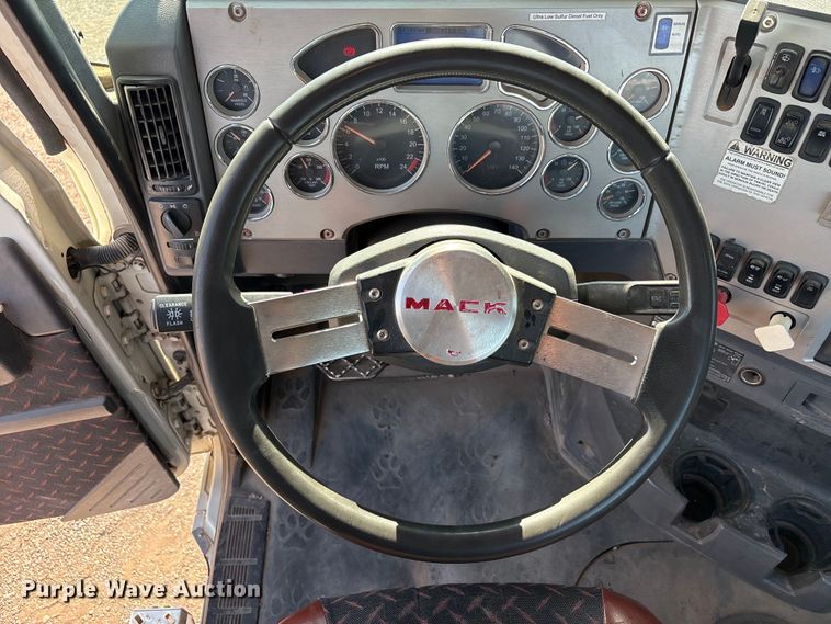 image for item JM9423 2013 Mack CHU semi truck
