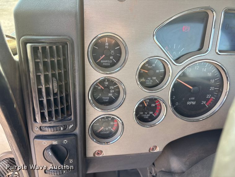 image for item JM9423 2013 Mack CHU semi truck