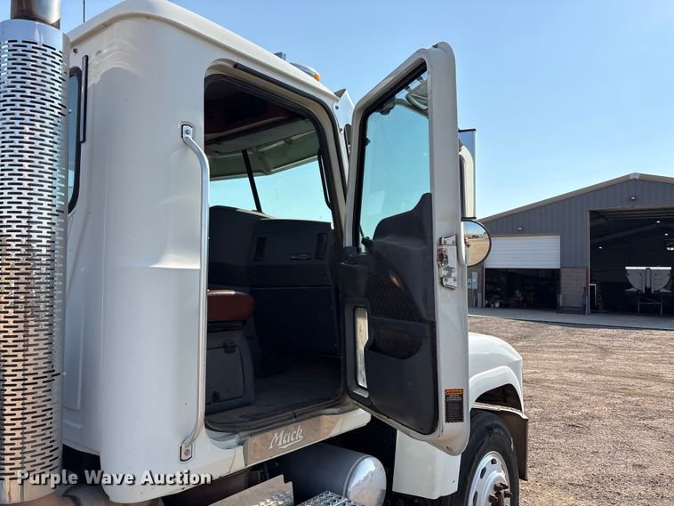 image for item JM9423 2013 Mack CHU semi truck