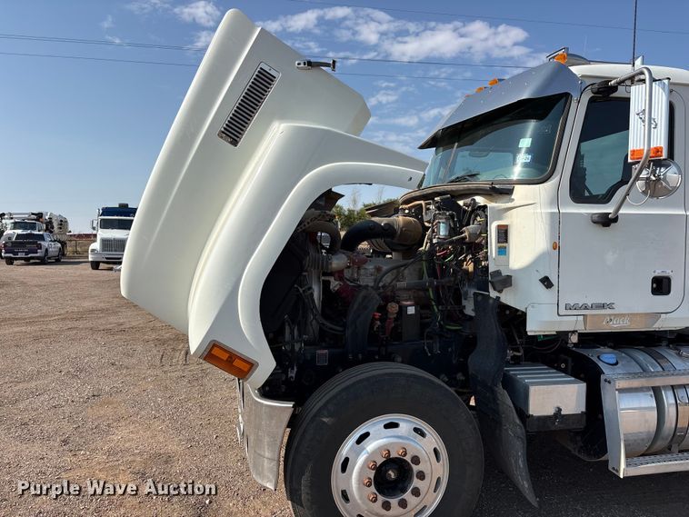 image for item JM9423 2013 Mack CHU semi truck